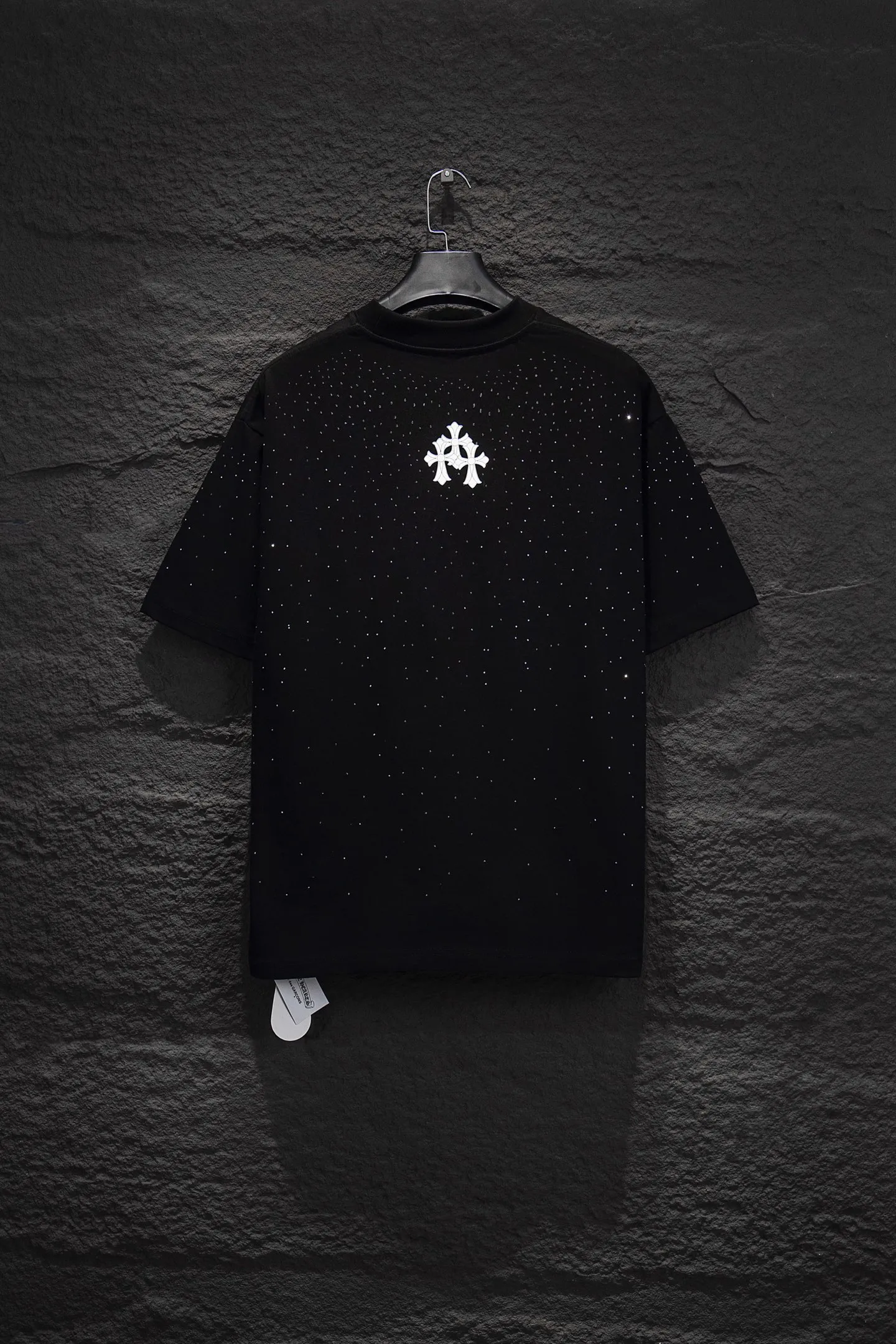 P200 🆕Chrome Hearts 25ss os version is really charming and Chrome Hearts is really a must-have. Every season’s new version is made to the extreme. It is very practical and can be worn casually. Nice✔️ - ⚠️100% cotton. It is made of 32-count double yarn, 260-gram weight fabric and imported knitted needle carded cotton. It has moderate thickness, drape and contour, and the upper body is comfortable! ! It is very tolerant to fat body types and can instantly lose five pounds after wearing it!  Specially ordered many Austrian hot diamonds, which have the bling bling effect of natural crystals under the light, with multi-faceted reflective points, and the production cost is extremely high. The laser molding includes a computer engraving machine and a laser machine, which are accurate in units of particles. Finally, it is hot and set at high temperature. After the hot ironing, the firmness needs to be tested repeatedly on the hot stamping. It can show colorful reflections under the light. The collar webbing extends to the shoulders for reinforcement, and the stitching at the joints. The hem and cuffs are all made with 0.2mm stitch double-thread stitching. They are carefully produced at a high cost. The attitude of making goods with a magnifying glass restores the quality and effect of the product. The full set of customized accessories only presents every detail to the customer. Printing is done using film printing. 50,000 positioning is very time-consuming. The body is treated with silicone elements, which greatly increases the interest of the clothing; unique visual effects. After special treatment, a unique effect is formed. An irregular hem is added to the version. This year's Kroxin is the main version. In the past two years, the oversize version has become the focus of the trend and has been a popular staple in the past two years. The change of designers has made this brand an instant hit. The progressive fashion of the times also needs the blood impact of fresh elements and trendy designs in order to continue its glory! It’s stylish both inside and outside, a must-have for high street travel! An absolute "eye-catching style" that can match couples 💏 Color: Black White Size: S M L XL